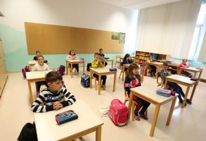 OTROCI PONOVNO V ŠOLI 04 FOTO LJUBO VUKELIČ